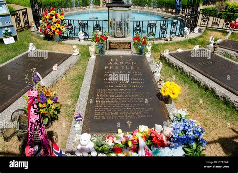 Graceland, Memphis, Tennessee. Tumba de Elvis Presley Fotografía de ...