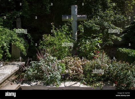 Claude Monet grave, Giverny, Normandy Stock Photo - Alamy