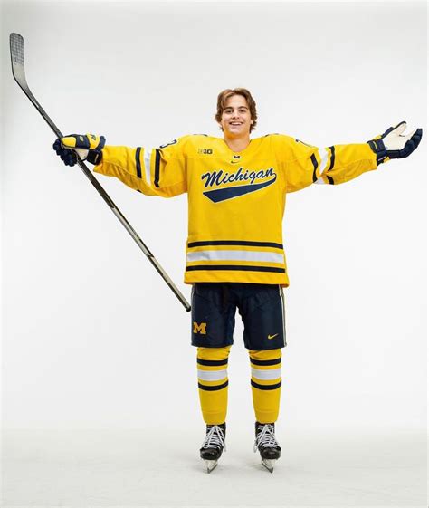 ethan edwards in 2022 | Michigan hockey, Sport hockey, Hockey pictures