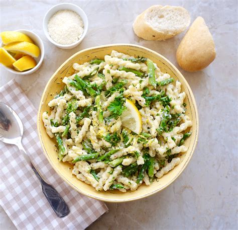 Lemon Asparagus Pasta is a one pot, easy vegetarian meal