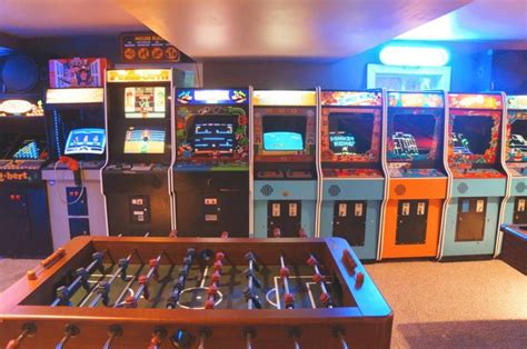 Nostalgie: arcade hal, compleet met voetbaltafel en air-hockey | Arcade ...