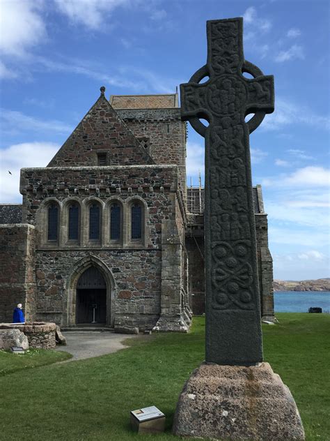 Celtic cross in front of Iona Abbey Scotland. (Photo by Ellen Marriott) | Celtic cross, Celtic ...