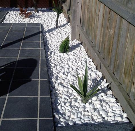 garden pebble uses (3) | White pebble garden, Pebble garden, Stone ...