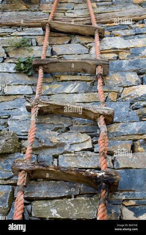 rope ladder on wall Stock Photo: 21101850 - Alamy