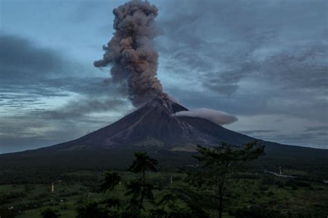 WATCH: Mayon Volcano spews pillar of ash | ABS-CBN News