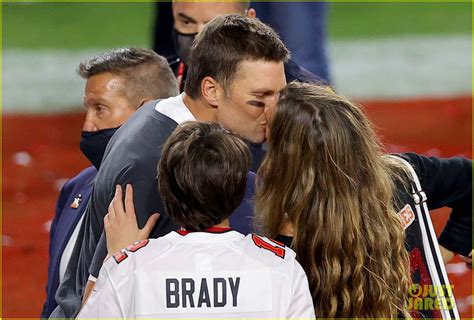 Tom Brady Kisses Wife Gisele Bundchen on Super Bowl Field, Kids Join ...