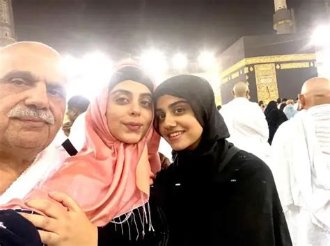 The Beautiful Pics of Yashma Gill Performing Umrah With Her Father And ...