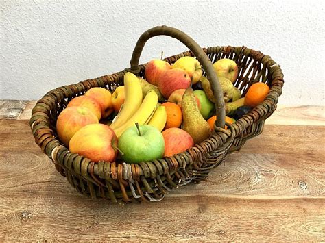 Fruit Basket with Bananas, Apples, Pears and Tangerines on a Wooden Table - Creative Commons Bilder