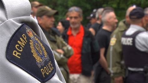 Canada Day on Roxham Road: protesters, supporters clash over asylum seekers at border | CBC News