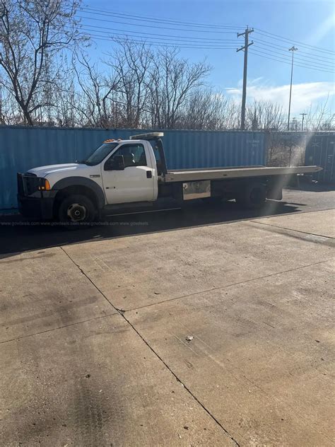 2005 Ford F-550 XL Super Duty Flatbed Rollback Tow Truck - engine needs repair - MUST TOW AWAY ...