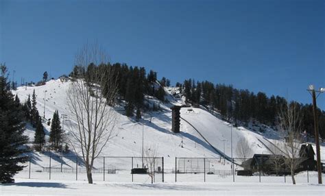 Skiing & Snowboarding Howelsen Hill - Colorado Ski Travel Guide