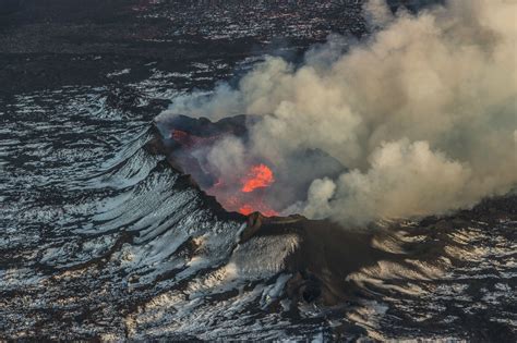 Holuhraun eruption, Iceland [OC] [3110x2073] : EarthPorn