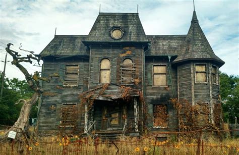 This Albertan Created the Most Amazing Replica of the House From It