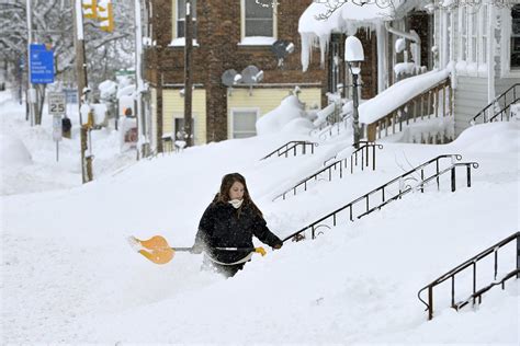 Christmas storm brings record snow to Erie, Pennsylvania - NBC News