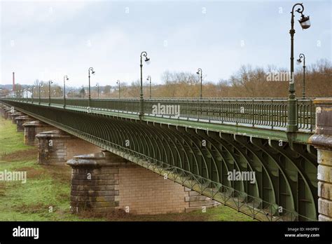 Side view of the Briare aqueduct Stock Photo - Alamy