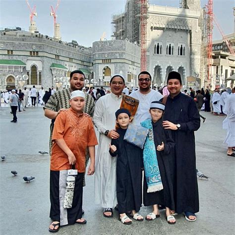 9 Potret Umar Lubis saat Umrah, Boyong Istri dan 4 Anak!