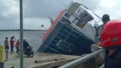 Kapal Ferry Terbalik di Dermaga Perigi Piai, Warga Teriak Histeris - telisik.id