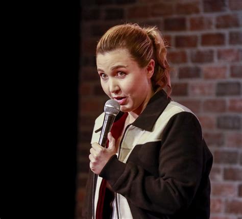 Taylor Tomlinson's Netflix special takes her comedy to the edge - Los ...