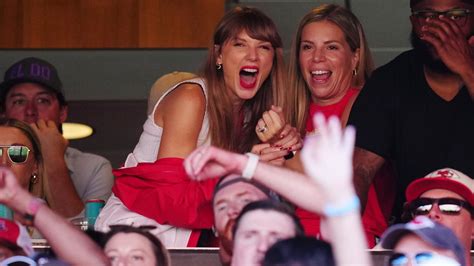 Taylor Swift Hangs Out With Travis Kelce’s Mom at Bears-Chiefs Games as ...