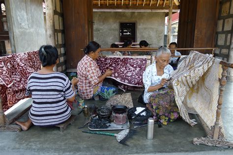 File:Women Making Batik, Ketelan.jpg - Wikimedia Commons