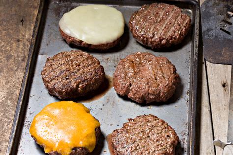 Cómo elegir un buen queso para tu hamburguesa (y ocho variedades que van de maravilla más allá ...