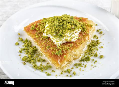 Traditional Turkish Dessert Kunefe (kadayif Stock Photo - Alamy