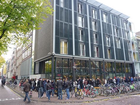 Anne Frank Museum, Amsterdam, Crowd waiting to enter