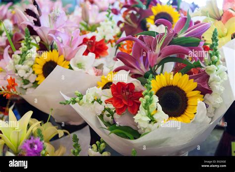 Seattle pike place market flowers hi-res stock photography and images - Alamy