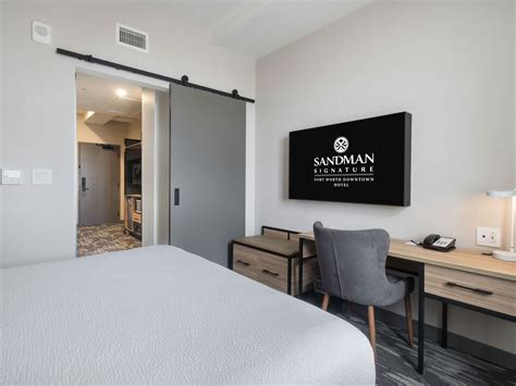 Signature King Room | Sandman Signature Fort Worth Downtown Hotel