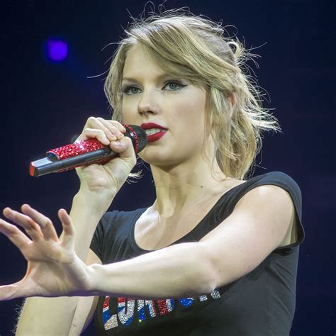 Taylor Swift red album world tour in london (England) in 2014 | Taylor swift red tour, Taylor ...