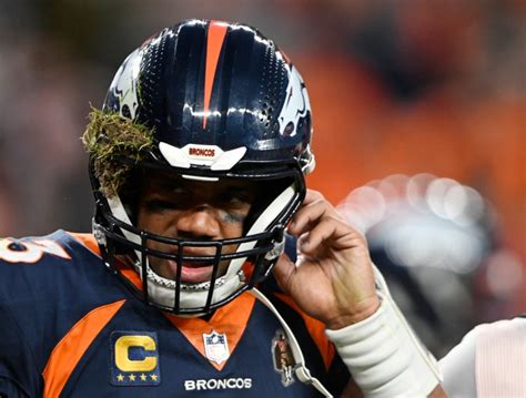 Broncos QB Russell Wilson exits game vs. Chiefs with possible head injury