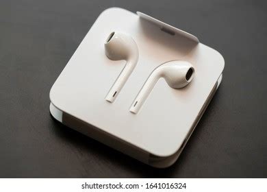 72 Apple Earpods Wired Headphones Images, Stock Photos & Vectors ...