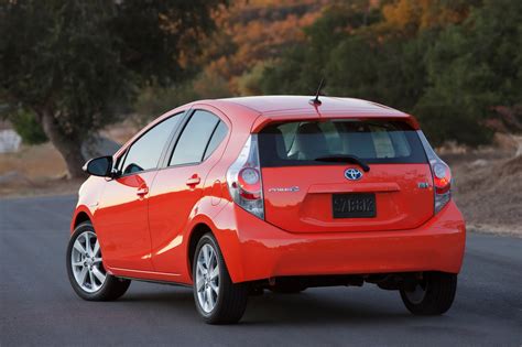 New Toyota Prius C Hybrid Hatch Debuts in Detroit, Promises up to 53 mpg for Less than $19,000 ...