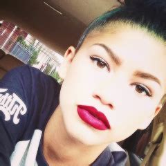 × — zendaya selfies