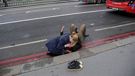 Foto's vol ontzetting en compassie van de aanslag op Westminster Bridge, 22 maart 2017