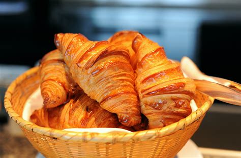 Fonds d'ecran Viennoiserie Croissant Panier en osier Nourriture ...