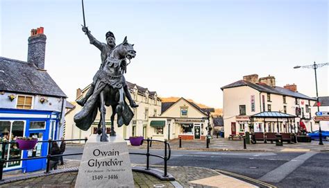 Owain Glyndwr Statue - Go North Wales