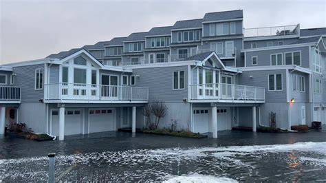 Water up to the garages on Beach Street 🏘️ in Narragansett, RI ⚓️ #401wx 🌊 | Water up to the ...