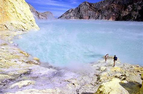 Photos of Kawah Ijen acid lake and Ijen volcano, Java (Indonesia)