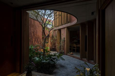 ARCHDAILY: The NGÕ Alley House / D.O.G House | DA VINCI LAND | An Award ...