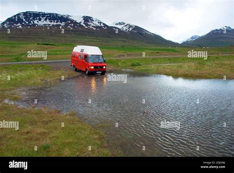 Europa, Island, Iceland, Auto im Wasser bei Skrida, Hochwasser, Flusslauf aendert sich nach ...