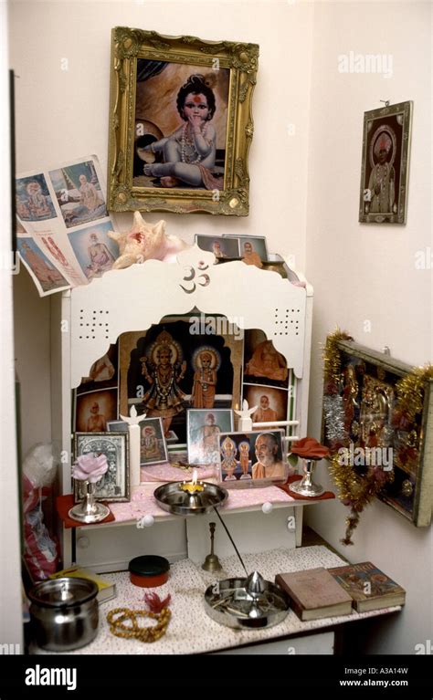 Altar hinduism hindu religion home hi-res stock photography and images ...