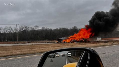 Video Black Hawk helicopter crashes onto Alabama highway - ABC News