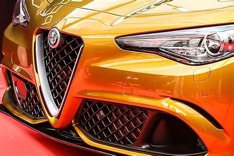 Cận cảnh chiếc xe Alfa Romeo Giulia Quadrifoglio "mạ vàng"