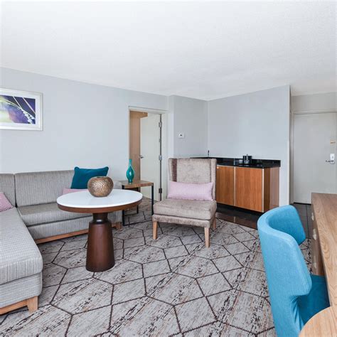 Pet-Friendly Hotels in New York near Syracuse Airport | Crowne Plaza ...