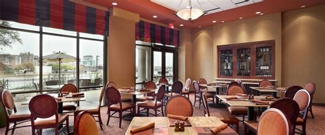 Embassy Suites East Peoria restaurants and dining