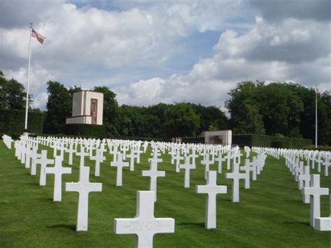 緑一面に立つ無数の白い十字架 - Luxembourg American Cemetery Memorialの口コミ - トリップアドバイザー