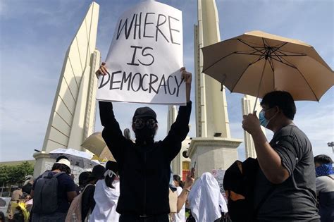 Thai protests: Thousands gather in Bangkok to demand reforms - BBC News