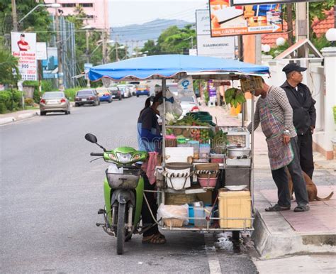 Street Food in Pattaya, Thailand Editorial Photo - Image of road ...