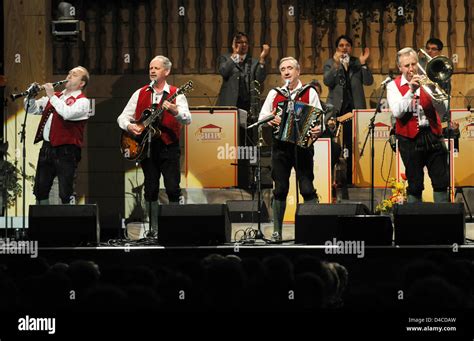 Austrian folk music group 'Die Stoakogler', Reinhold Willingshofer (L-R ...